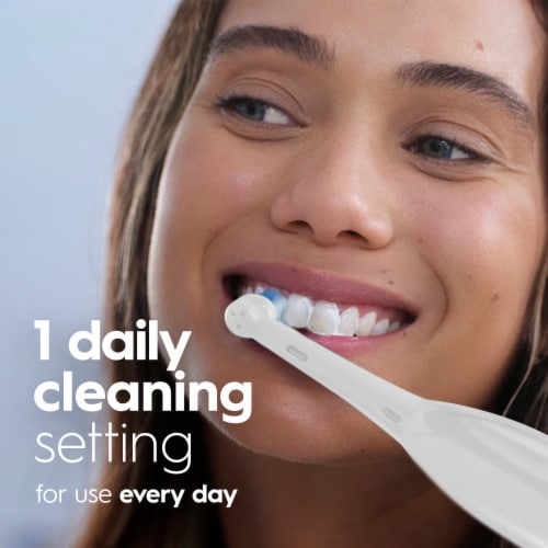 Oral-B Toothbrush Revolution Battery-Powered