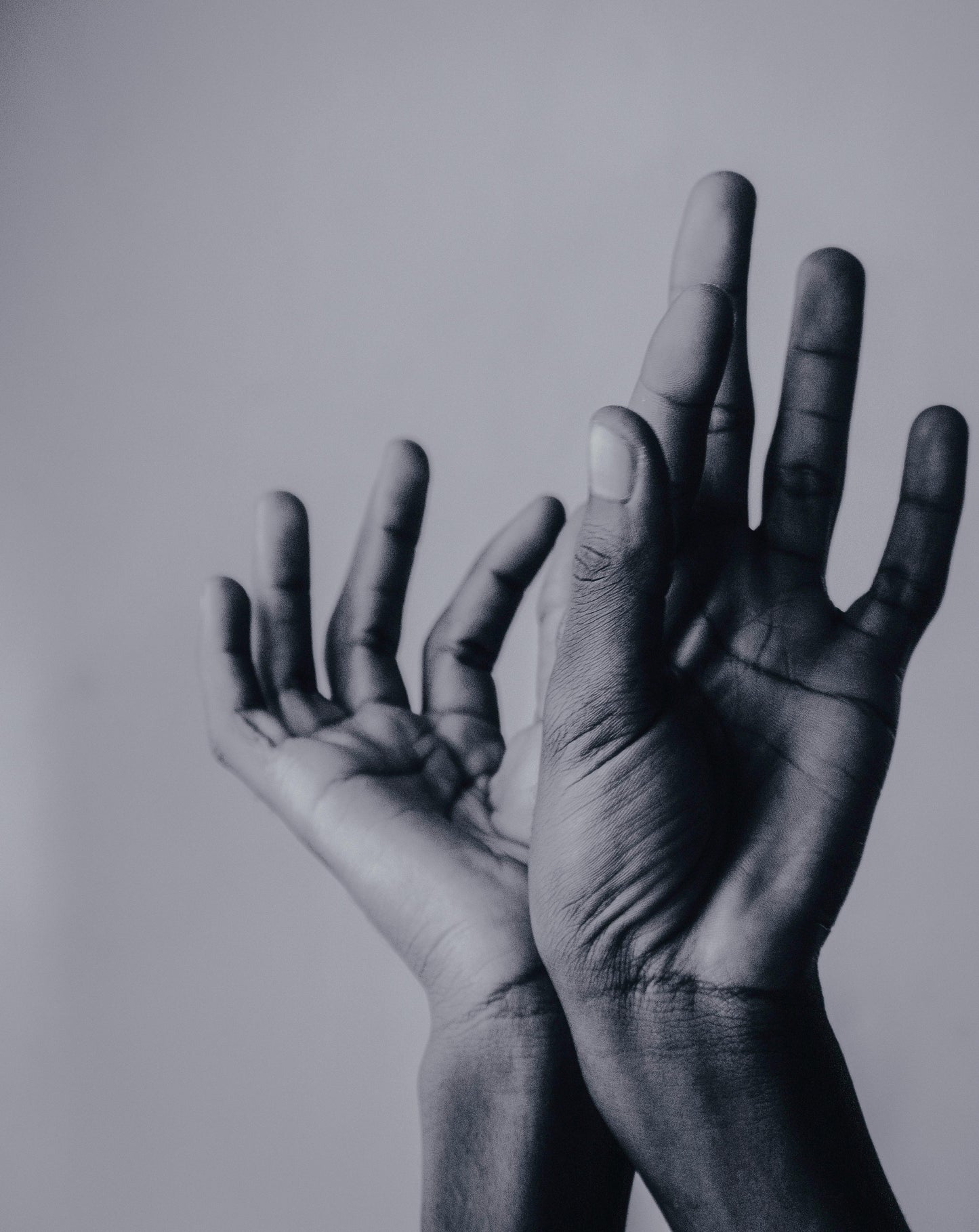 EXPRESSIE HANDS IN THE AIR