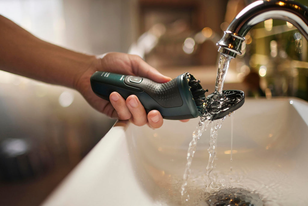 Philips Norelco Shaver 2600 + Travel Pouch Rechargeable