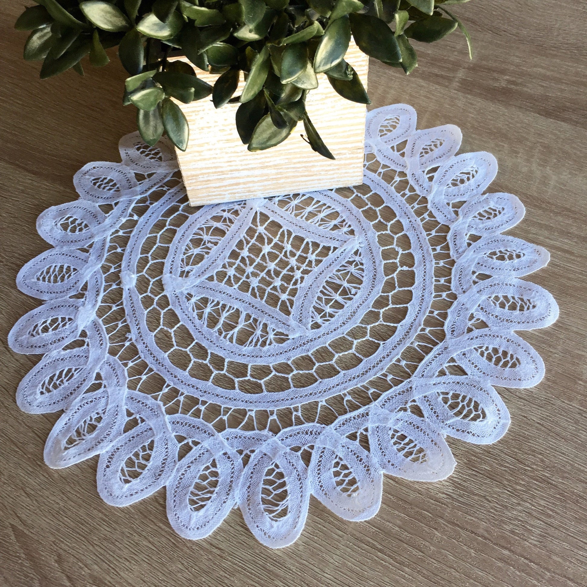 DOILIES 8.5" WHITE RD LACE